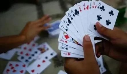 निघोजे परिसरात जुगार अड्ड्यावर पोलिसांचा छापा