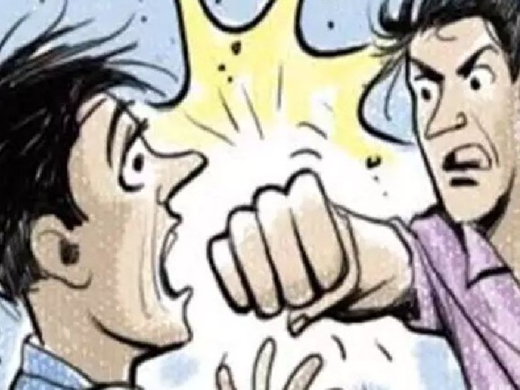 पगाराच्या पैशांवरून मालकाच्या भावावर दगडफेक