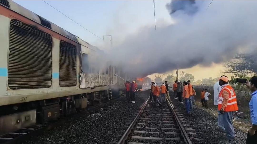 दिल्ली-मुंबई रेल्वे मार्गावर राजधानी एक्स्प्रेसला भीषण आग