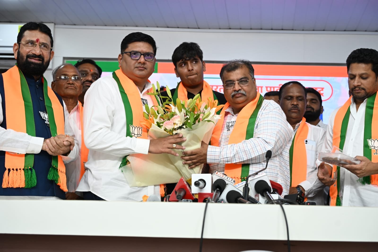 माजी मंत्री प्राजक्त तनपुरे यांच्यासह राष्ट्रवादी शरद पवार पक्षाच्या  शेकडो पदाधिकाऱ्यांचा भाजपात प्रवेश भाजपा प्रदेशाध्यक्ष रविंद्र चव्हाण यांनी केले स्वागत