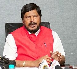 विषारी दारू प्रकरणाची मुळापर्यंत चौकशी करा; पीडितांच्या वारसांना नोकरी द्या : रामदास आठवले