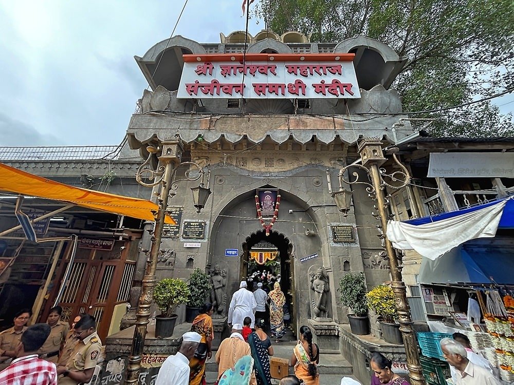आळंदी मंदिर सुरक्षा व्यवस्थेत मोठे फेरबदल कर्मचाऱ्यांसाठी ‘हा’ दरवाजा सक्तीचा, वाचा १५ नवे नियम काय?  