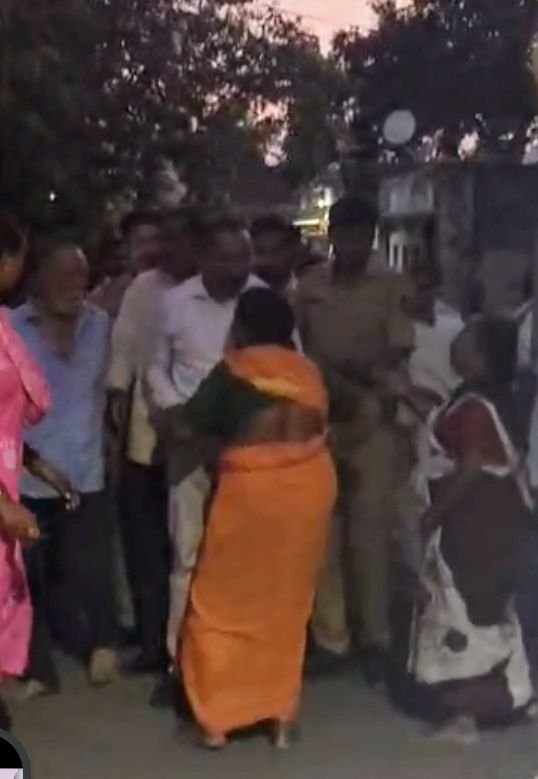 आरोपी दिसताच फुगेवाडीकरांचा संताप अनावर!; सीआयडीच्या ताफ्यासमोर गोंधळ, दगडफेकीचा प्रयत्न
