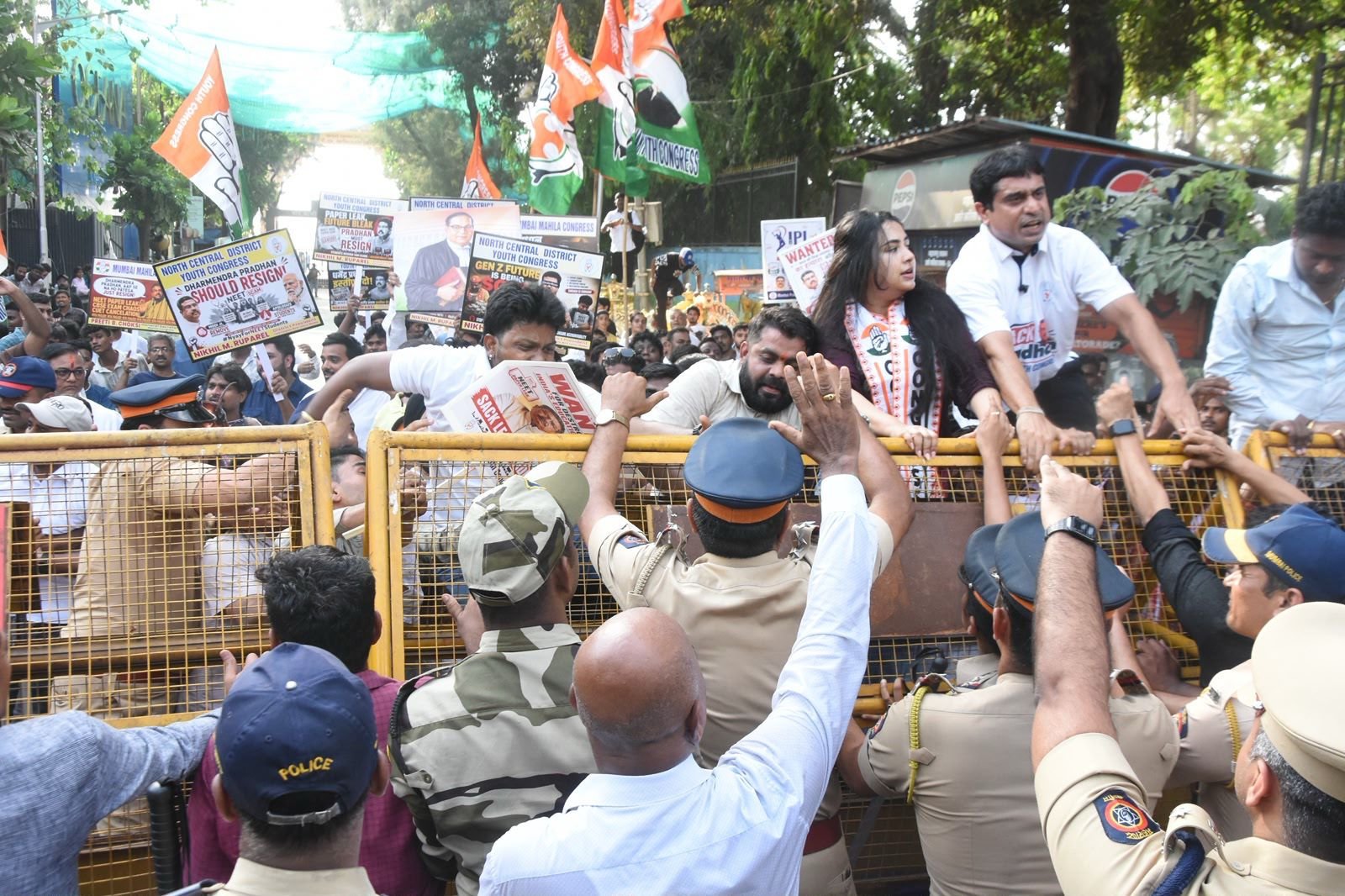 पंतप्रधान कमकुवत असल्यानेच पेपरफुटी; धर्मेंद्र प्रधान यांनी राजीनामा द्यावा : उदय भानू चिब