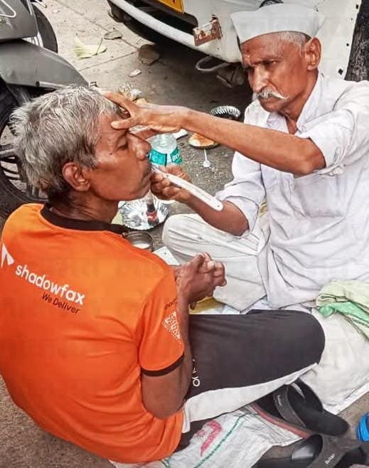 Pandharpur-१६ वर्षांची निरपेक्ष सेवा! देहू ते पंढरपूर पालखी मार्गावर वारकऱ्यांचे मोफत केस कर्तन; विष्णू खंडागळे यांची अनोखी विठ्ठलभक्ती