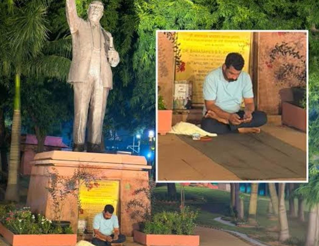 Delhi-विद्यार्थ्यांवरील लाठीमाराच्या निषेधार्थ खासदार चंद्रशेखर आझादांचे संसद परिसरात धरणे आंदोलन
