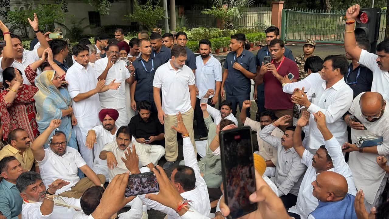 Delhi-पंतप्रधानांच्या राजीनाम्याच्या मागणीसाठी मोदी निवासस्थानाबाहेर राहुल गांधी यांच्या नेतृत्वात काँग्रेस खासदारांचे धरणे आंदोलन