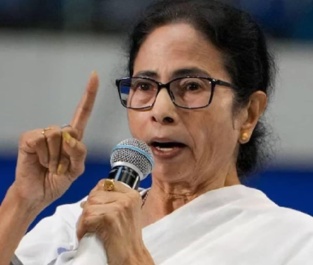 शहीद दिनाच्या सभेत ममता बॅनर्जींचा बंडखोर नेते आणि भाजपवर जोरदार हल्लाबोल