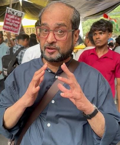 Delhi-दिल्ली आंदोलनादरम्यान निखिल वागळे यांचा गंभीर दावा; ‘विद्यार्थ्याला मारहाण थांबवण्याचा प्रयत्न केला, DCP ने पकडून धमकावले’