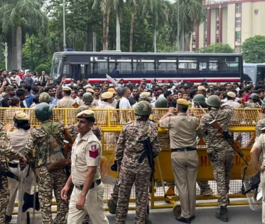 Delhi-संसद मार्चदरम्यान हिंसाचार; ६ IPS अधिकाऱ्यांसह ११८ पोलिस जखमी, ६० आंदोलकही जखमी.